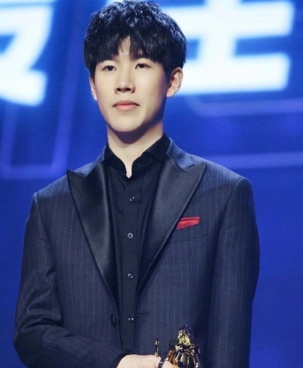 解析“同花A”的战略价值：它不仅是强牌，更是最好的诈唬阻碍张。（同花A的战略价值剖析：强牌属性与顶级诈唬阻挡能力兼具）