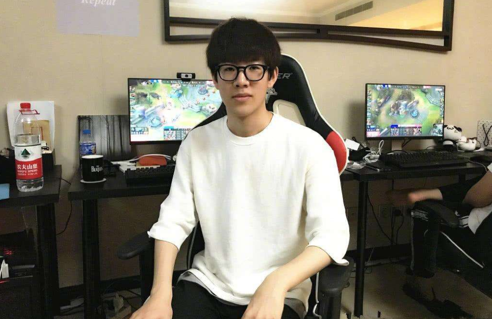 扑克打法与信息管理（牌局策略与信息掌控）